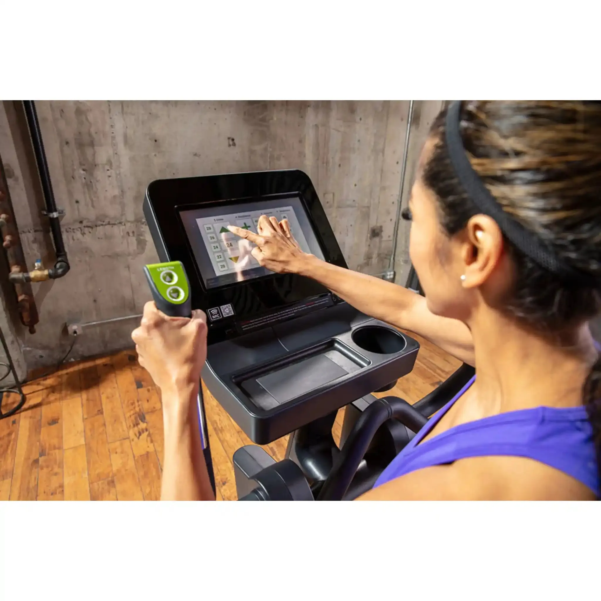 SportsArt E874 Elite Senza Elliptical | 13 in